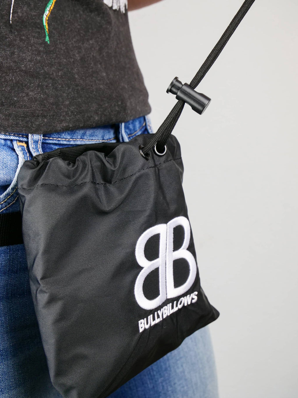 Dog Training Treat Pouch in Black, Weather-Resistant Fabric, Adjustable Waist Strap and Quick-Release Clip source image 2