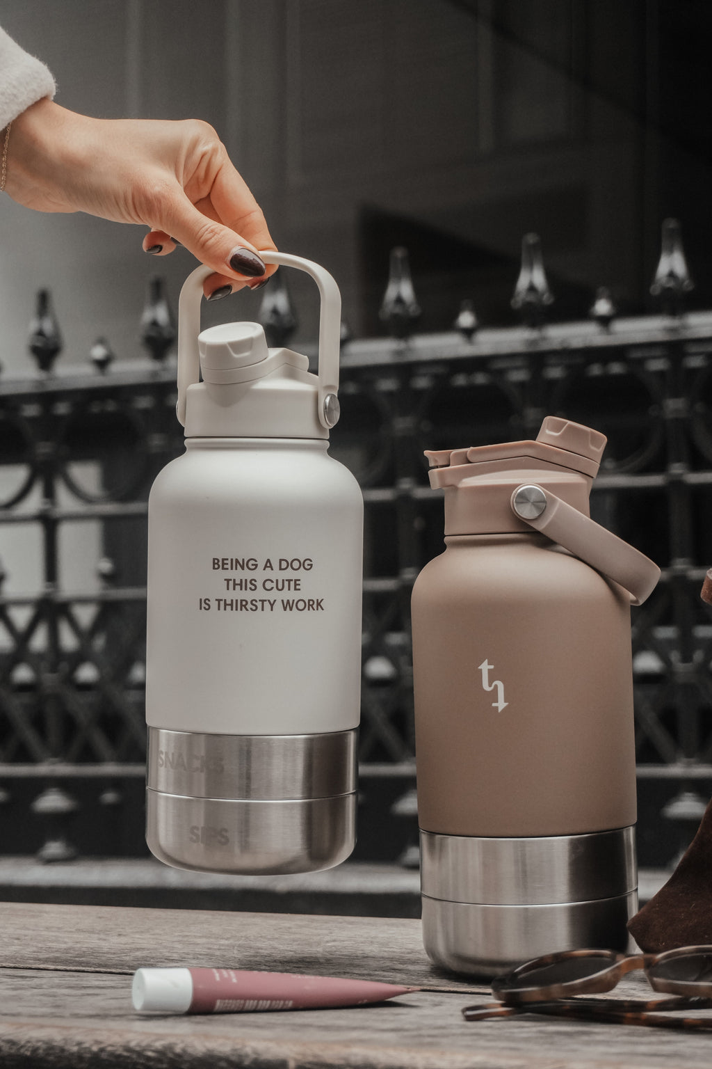 3-in-1 Dog Travel Water Bottle with 32 oz Reservoir and Two Detachable Bowls in Three Colors source image 3