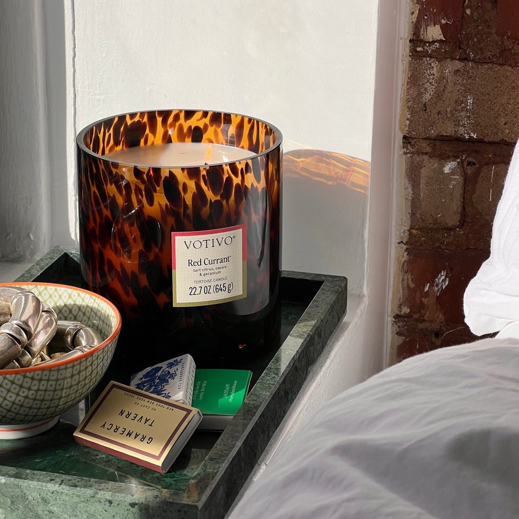 Tortoiseshell Scented Candle in Red Currant, 22.7 oz Soy Blend Wax with Paper and Cotton Wicks source image 4