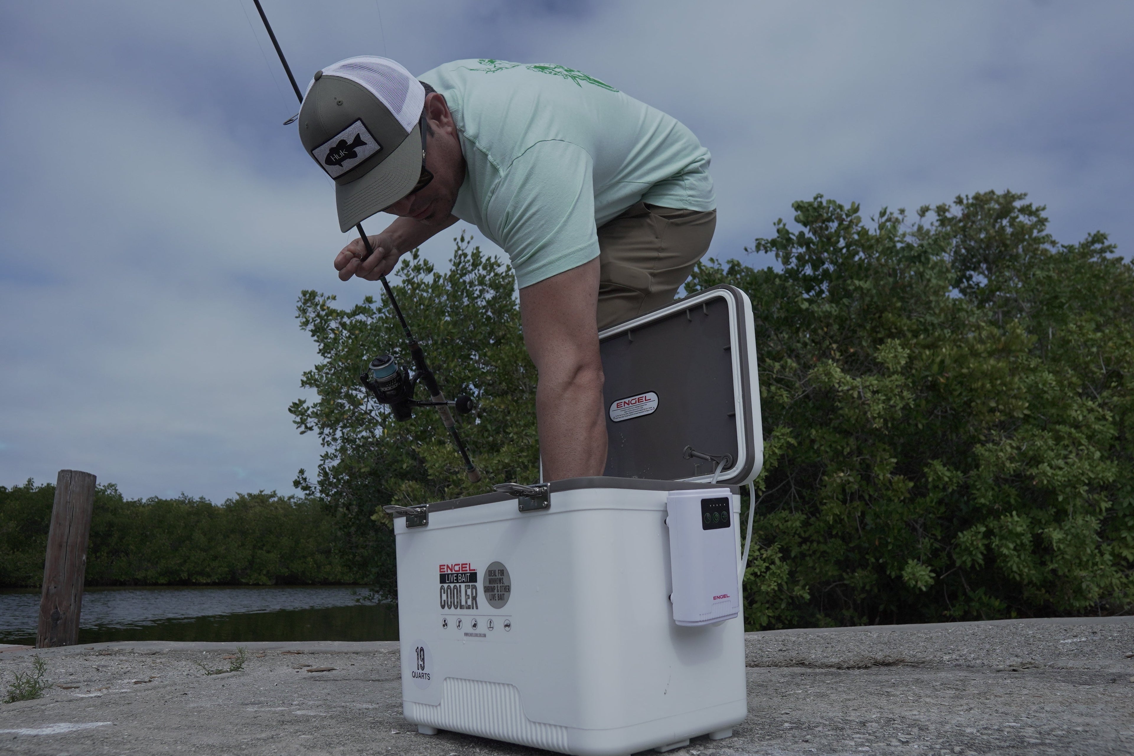 Rechargeable Live Bait Aerator Pump for Large Buckets, Dual Magnetic Motors with Up to 72-Hour Runtime source image 4