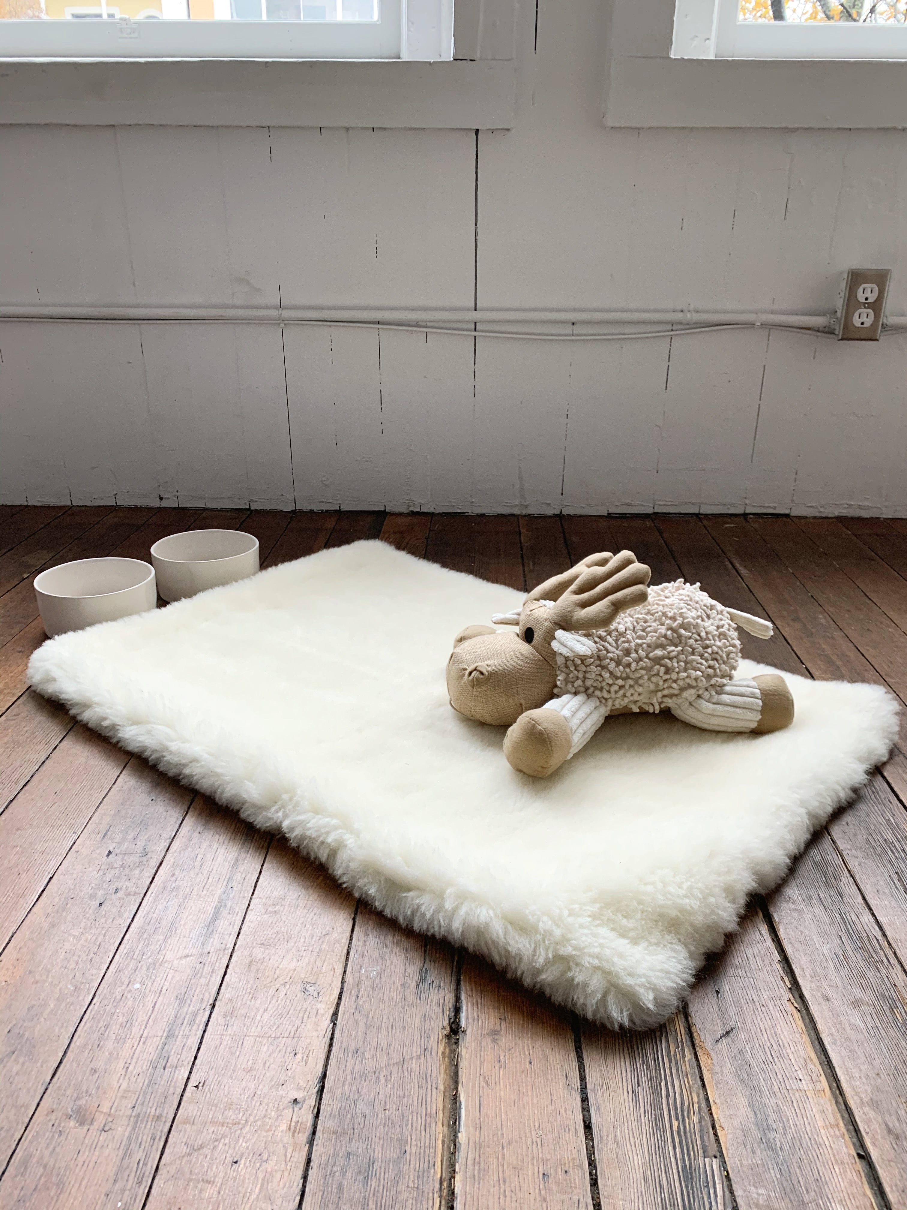 Sheep Wool Pet Mat, One-Inch Natural Wool Pile with Rubber or Cotton Canvas Backing in Six Sizes source image 5