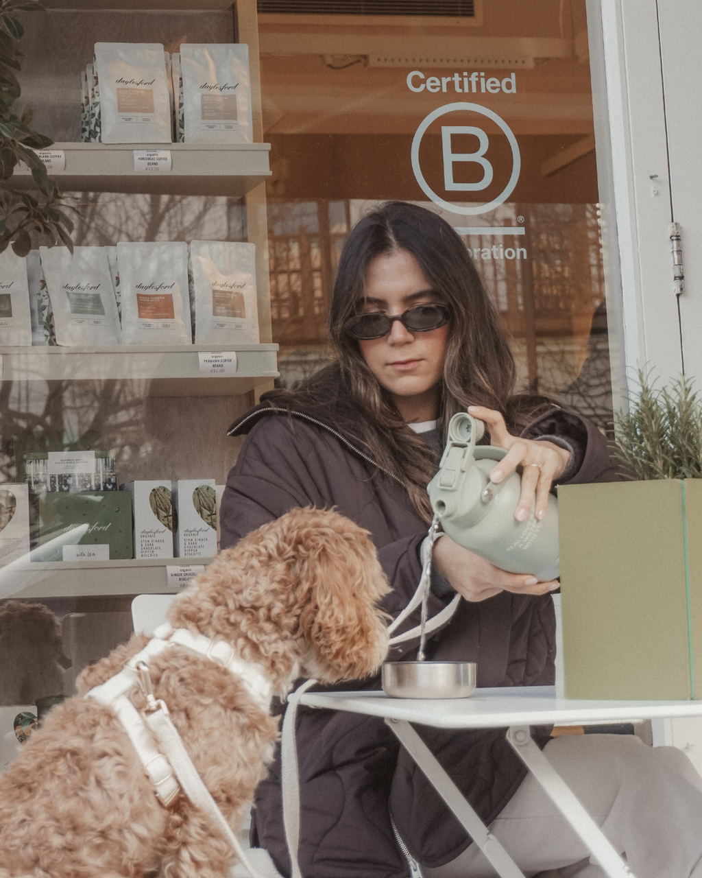 3-in-1 Dog Travel Water Bottle with 32 oz Reservoir and Two Detachable Bowls in Three Colors source image 6