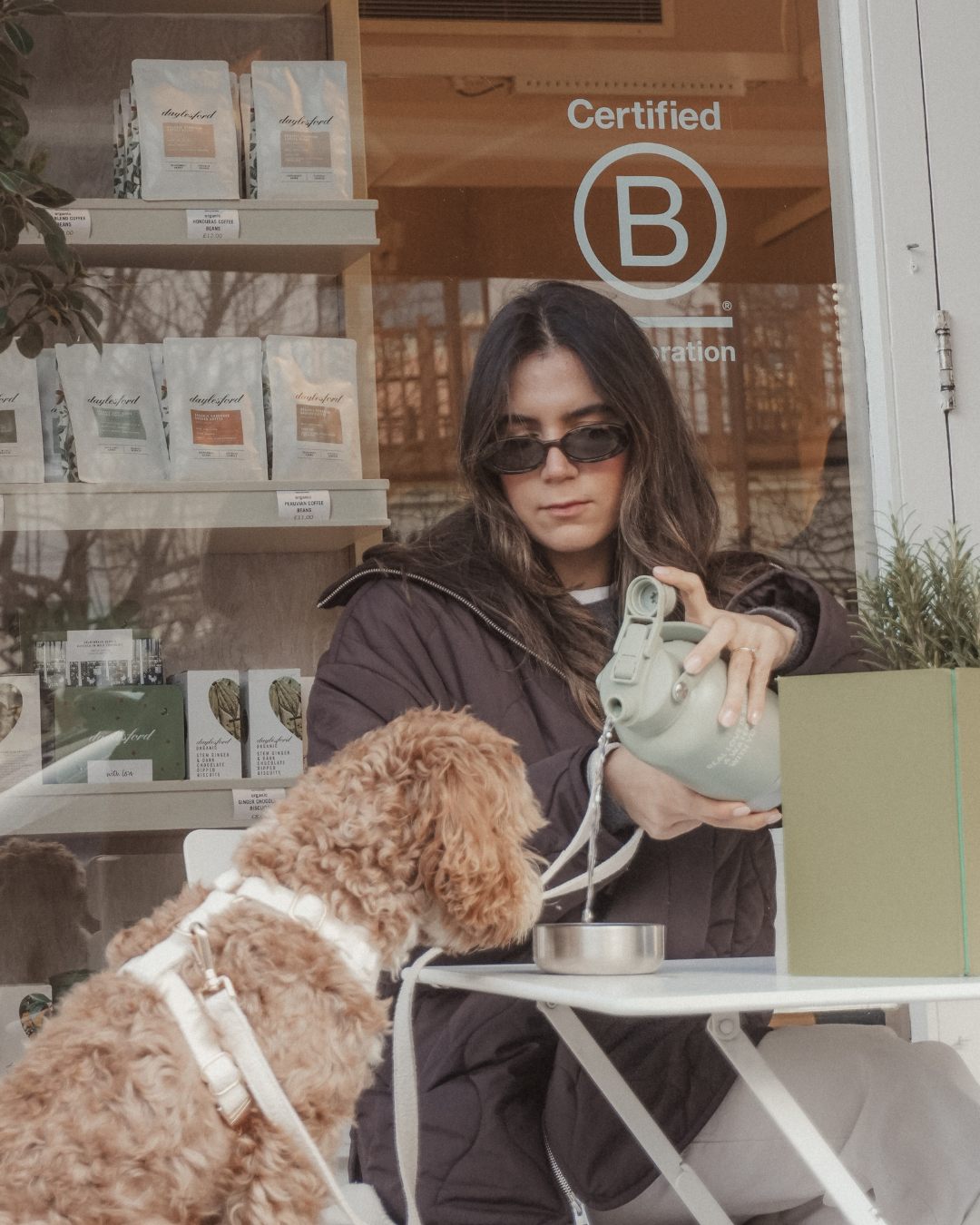 3-in-1 Dog Travel Water Bottle with 32 oz Reservoir and Two Detachable Bowls in Three Colors source image 6