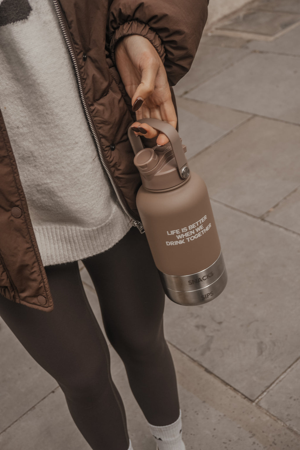 3-in-1 Dog Travel Water Bottle with 32 oz Reservoir and Two Detachable Bowls in Three Colors source image 12
